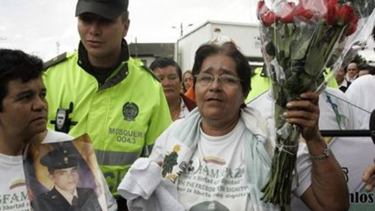 Oliva Solarte, madre del intendente de la Policía Jorge Trujillo Solarte, secuestrado por las Farc hace 10 años en una toma guerrillera a Puerto Rico, Meta. (Foto: Fernando Vergara- AP)