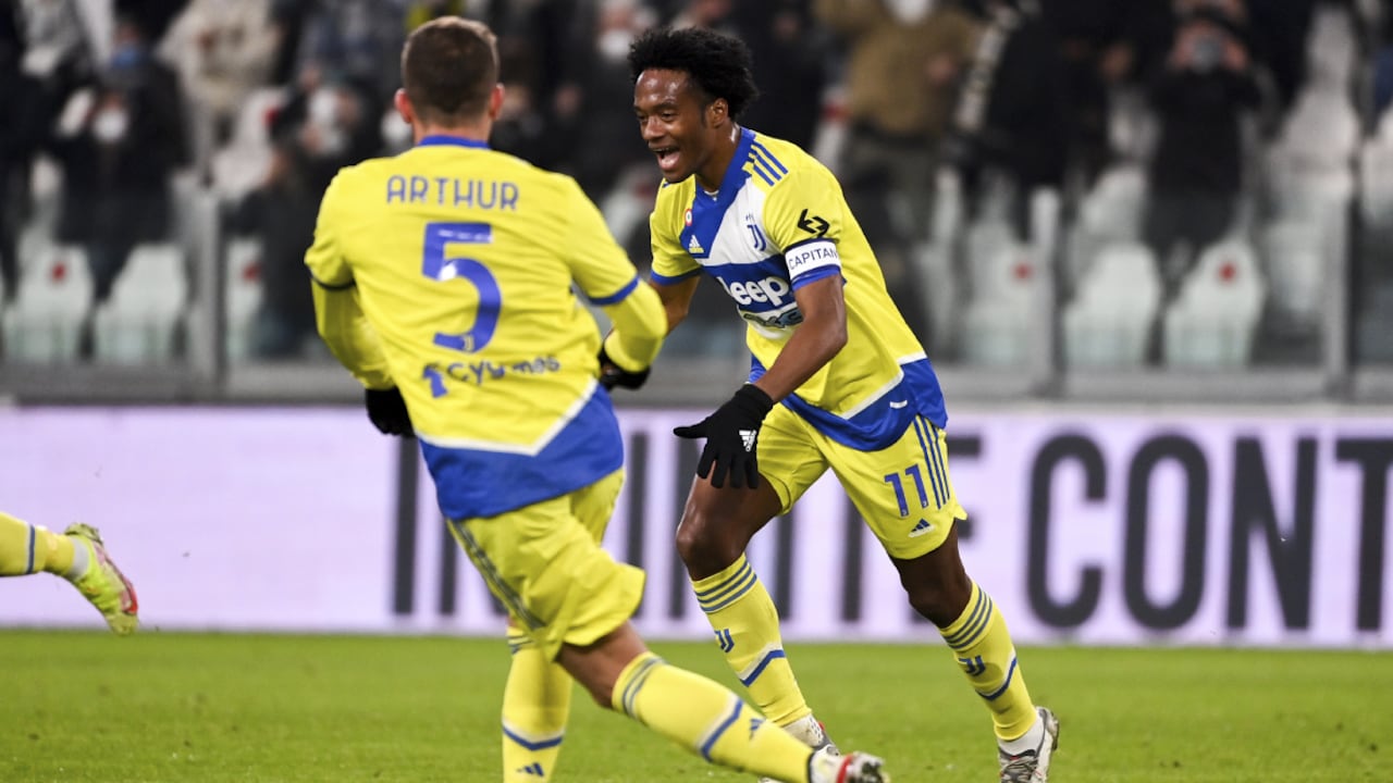 Juventus' Juan Cuadrado, right, celebrates after scoring during the Italian Cup, round of 16 soccer match between Juventus and Sampdoria, at the Allianz stadium in Turin, Italy, Tuesday, Jan. 18, 2022. (Marco Alpozzi/LaPresse via AP)