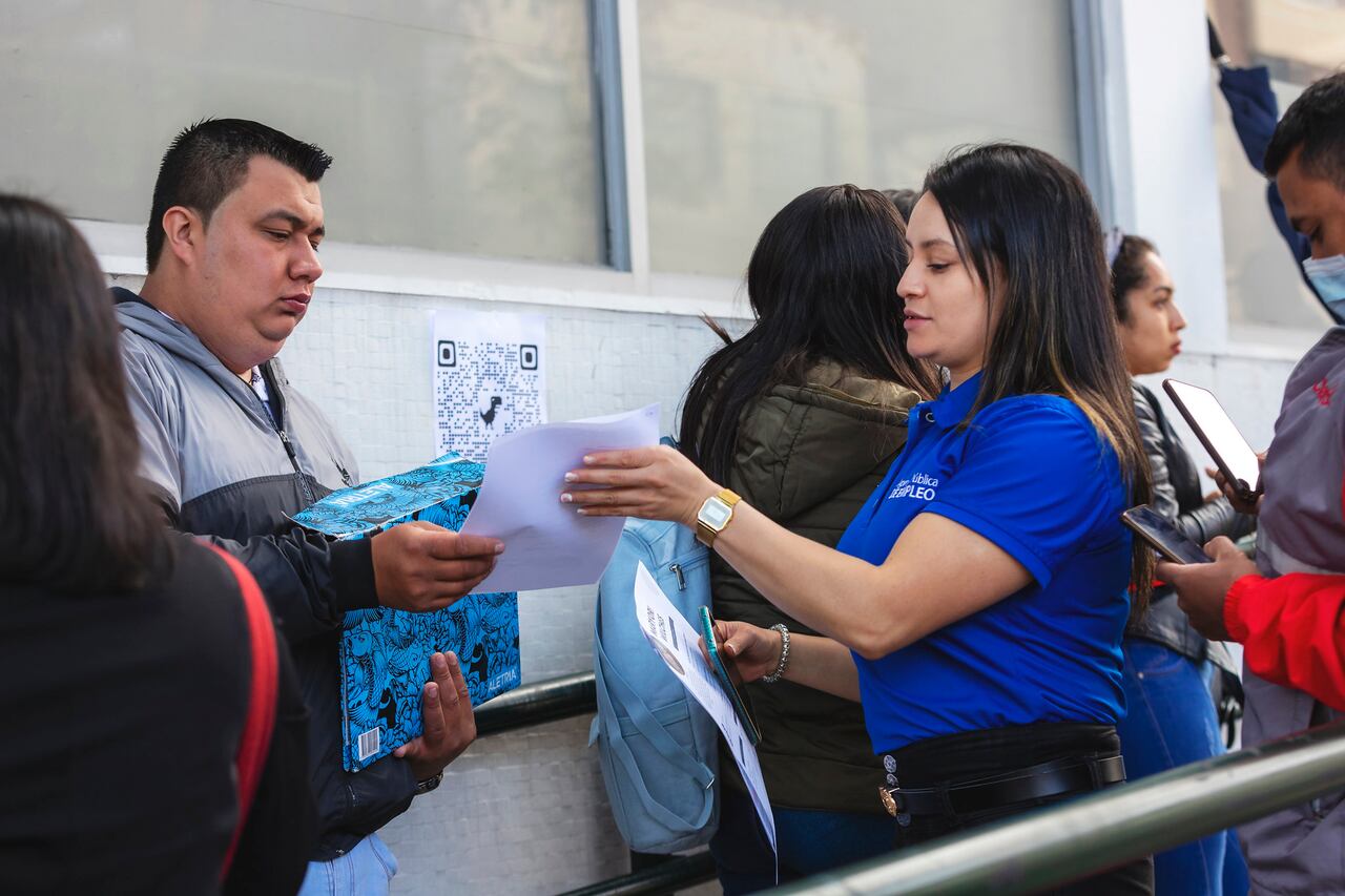 A través de su Agencia Pública de Empleo (APE), el Sena ofrece un servicio de intermediación laboral que facilita el contacto entre los buscadores de trabajo y las empresas que requieren talento humano.
