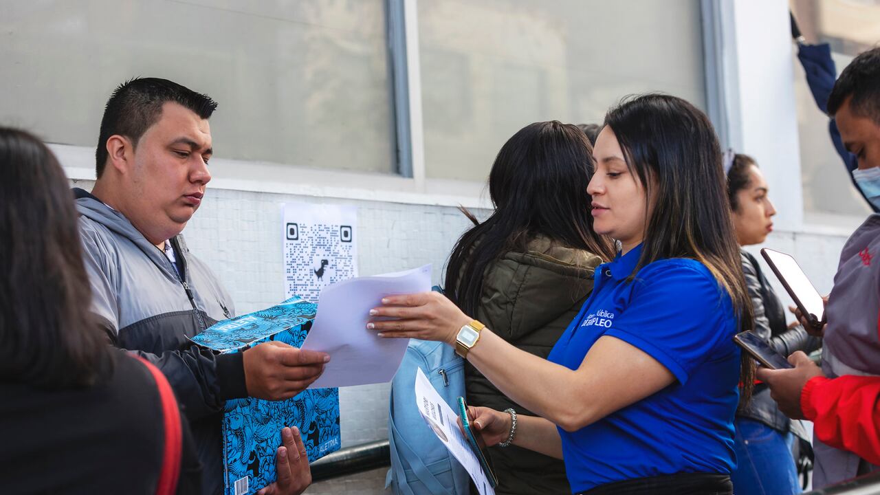 A través de su Agencia Pública de Empleo (APE), el Sena ofrece un servicio de intermediación laboral que facilita el contacto entre los buscadores de trabajo y las empresas que requieren talento humano.