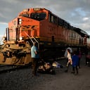 Migrantes ven pasar un tren mientras esperan a lo largo de las vías con la esperanza de subir a un tren de carga que vaya hacia el norte, uno que se detenga el tiempo suficiente para que puedan subirse, el 19 de septiembre de 2023, en Huehuetoca, México. (AP Foto/Eduardo Verdugo)