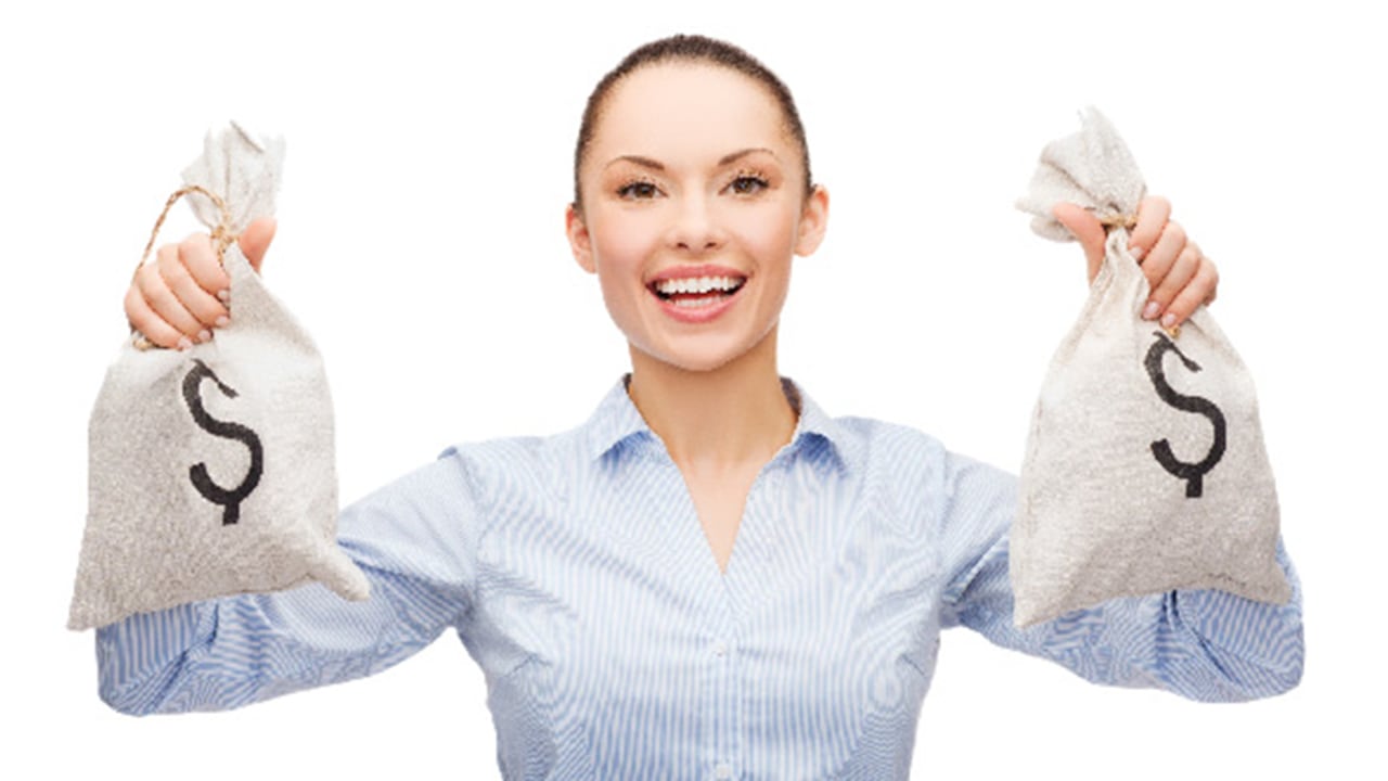 Mientras más dinero ganen, más posibilidades hay de que los millonarios reporten más felicidad y tengan menos riesgo de quiebra.