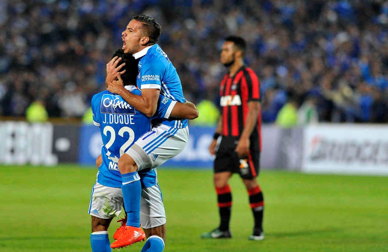 Jugadores de Millonarios  celebran gol marcado por J. Duque (22) contra el Paranaense,  este miércoles 8 de febrero de 2017 en el estadio El Campín de Bogotá. Millos,   a pesar de haber ganado en los 90 minutos, quedó eliminado de la Copa Libertadores tras perder 2-4 por cobros desde el punto penal. Foto: Carlos Julio Martínez / SEMANA