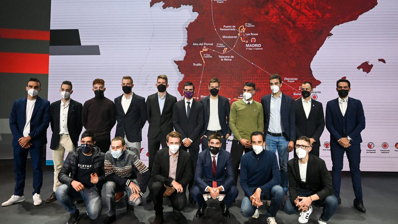 Officials pose for a family picture at the end of the presentation of the 77th edition of La Vuelta cycling tour of Spain, in Madrid on December 16, 2021. - La Vuelta will begin on August 19 in Utrecht (Netherlands) and will end on September 11 in Madrid. (Photo by OSCAR DEL POZO / AFP)