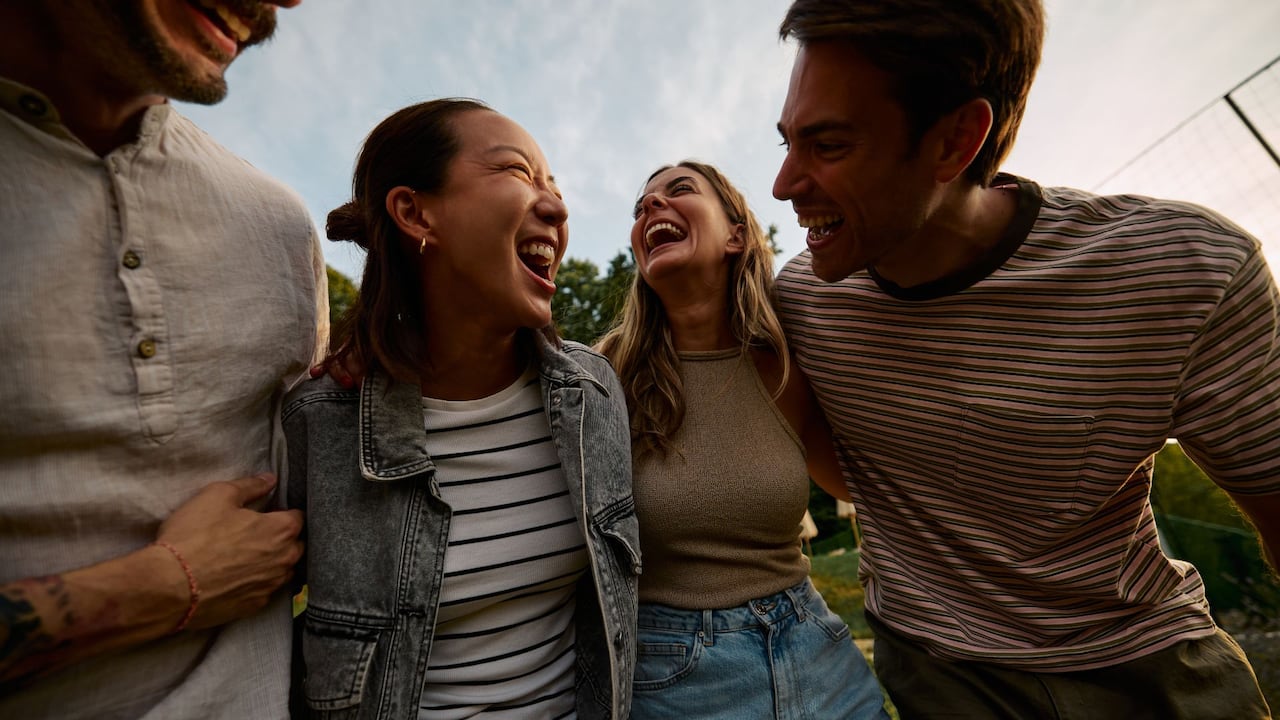 Imagen de referencia de grupo de amigos riendo y compartiendo.