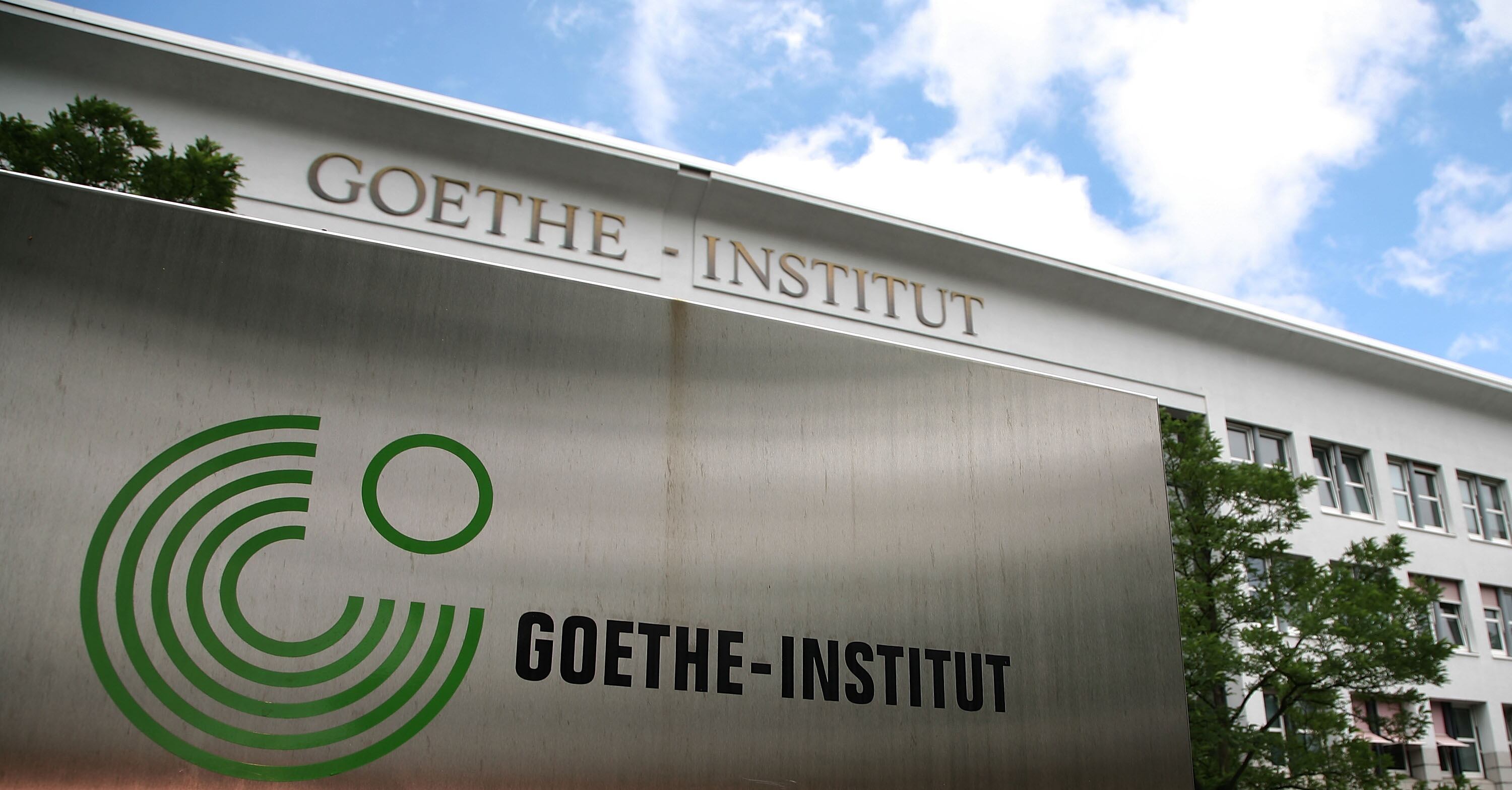 El Instituto Goethe, que disfruta de una buena reputación en todo el mundo como vínculo con la cultura y el idioma alemanes, actualmente recibe asesoramiento de la empresa de consultoría empresarial McKinsey para mejorar la eficiencia económica.