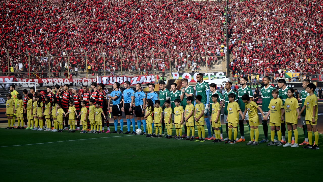 Planteles de Palmeiras y Flamengo en la final de la Copa Libertadores 2025