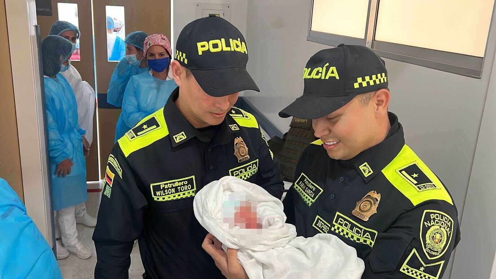 El bebé se encuentra sano y salvo.