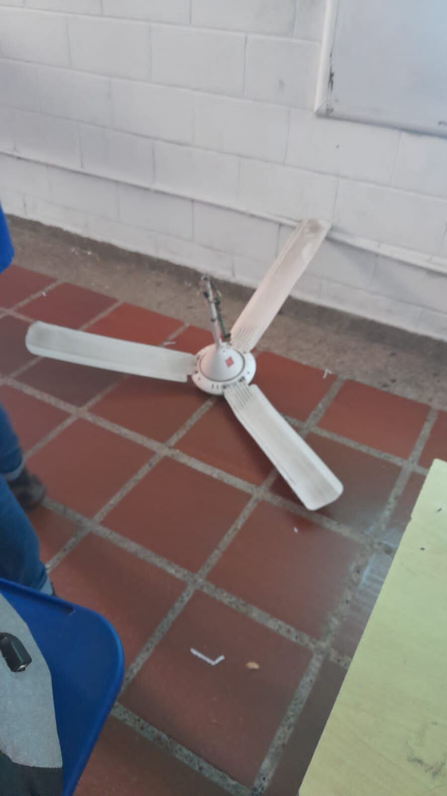 Este es el abanico que se cayó del techo de un salón