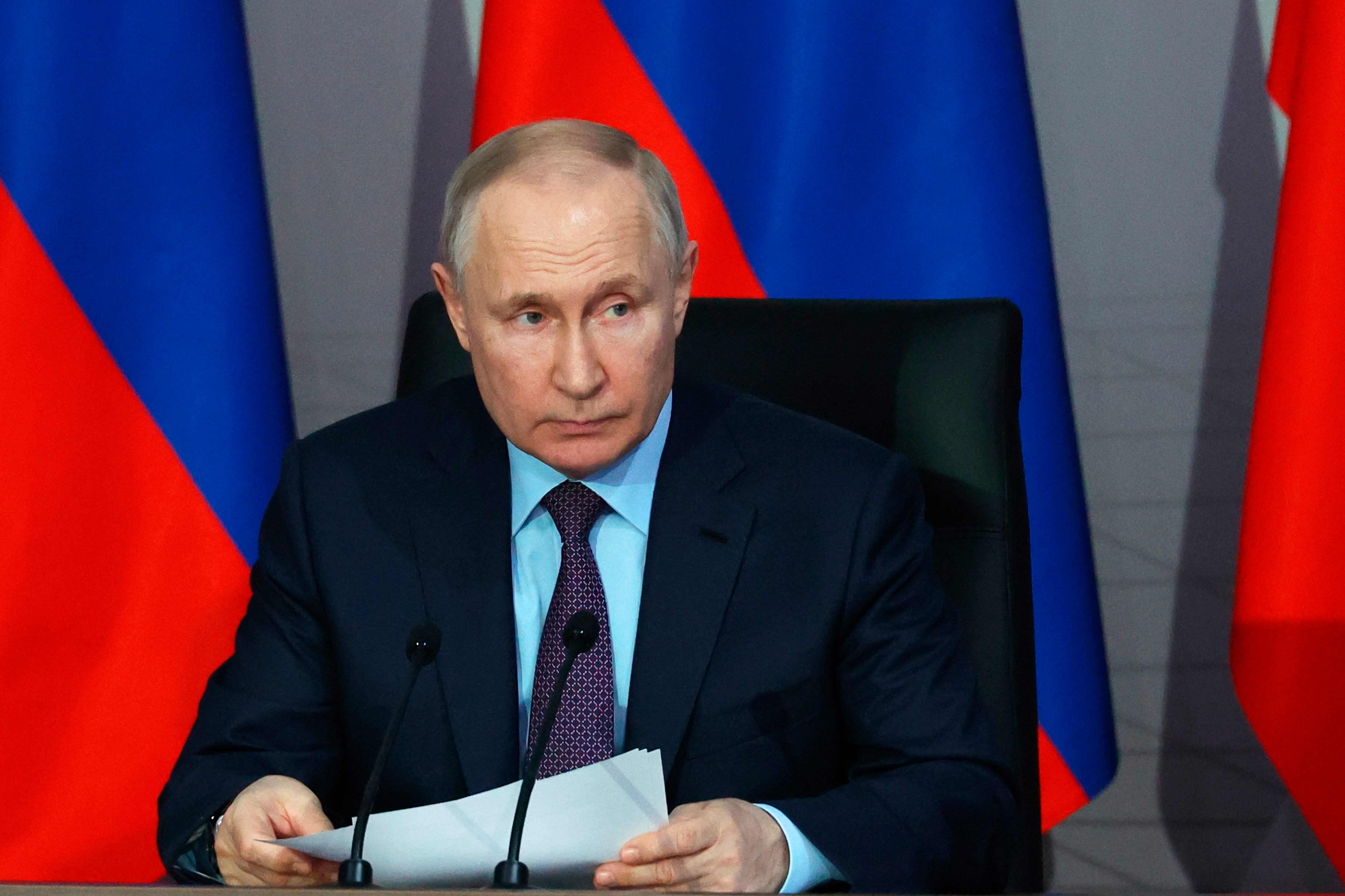 el Ministerio del Interior, el de Exteriores y las misiones diplomáticas o consulados serán los encargados de dirimir si aceptan los casos de aquellos rusos que renuncian voluntariamente a la ciudadanía.