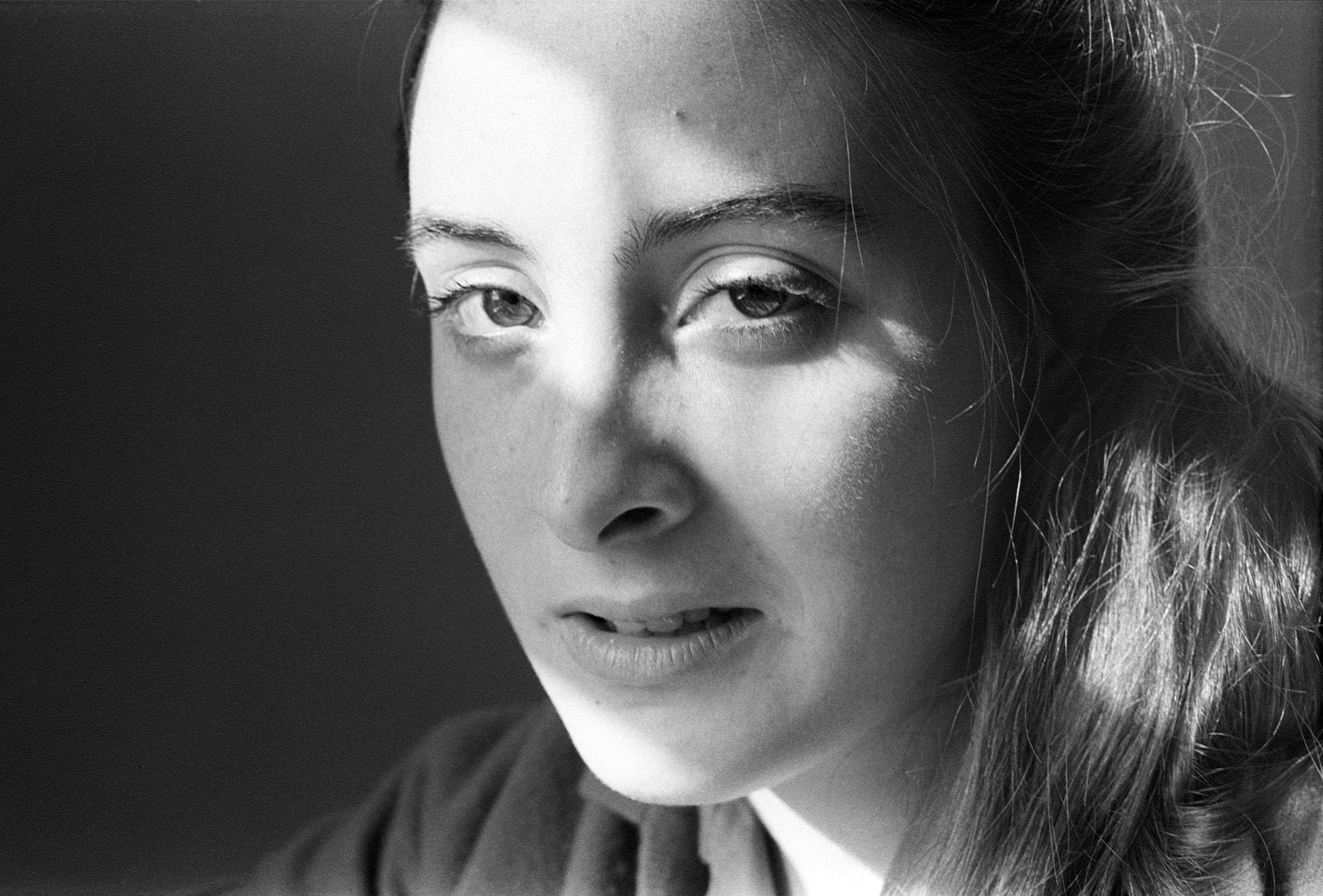 Alex McNear, estudiante de Occidental College y más tarde novia de Obama, quien debutó con la poesía de Obama como cofundadora de la revista Feast, posa para un retrato en 1981 en Los Ángeles, California.