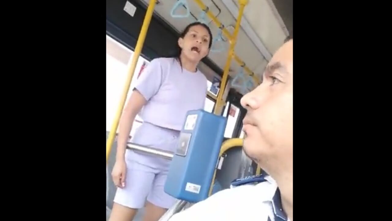 La mujer emitió groserías contra el conductor y su madre, todo porque no hizo una parada.