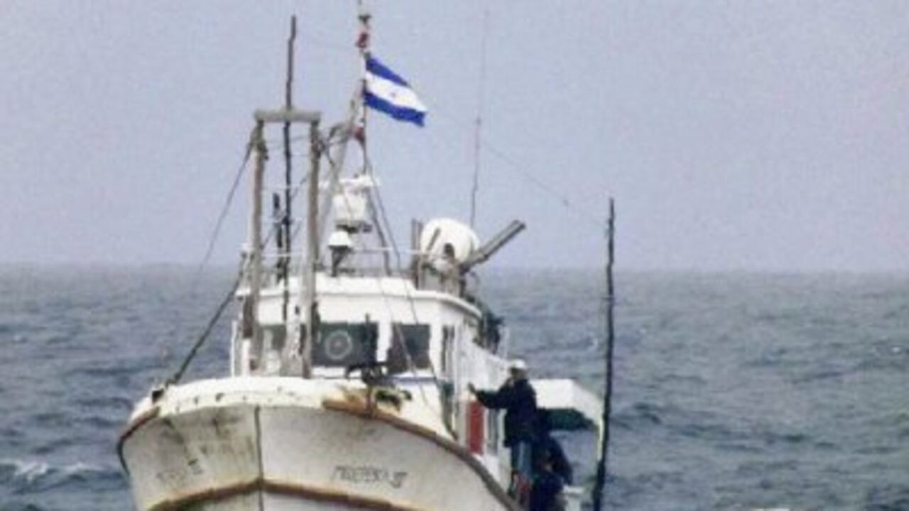 Fotografía cedida por la Armada muestra un barco de bandera nicaragüense, del Instituto de Pesca de ese país, en aguas de Cabo Quitasueño. La tensión entre Colombia y Nicaragua se disparó por la presencia de esta embarcación en aguas del país sudamericano en el archipiélago de San Andrés y Providencia, motivo de un conflicto territorial sobre el que se espera un fallo de la Corte Internacional de Justicia (CJI) antes de fin de año.