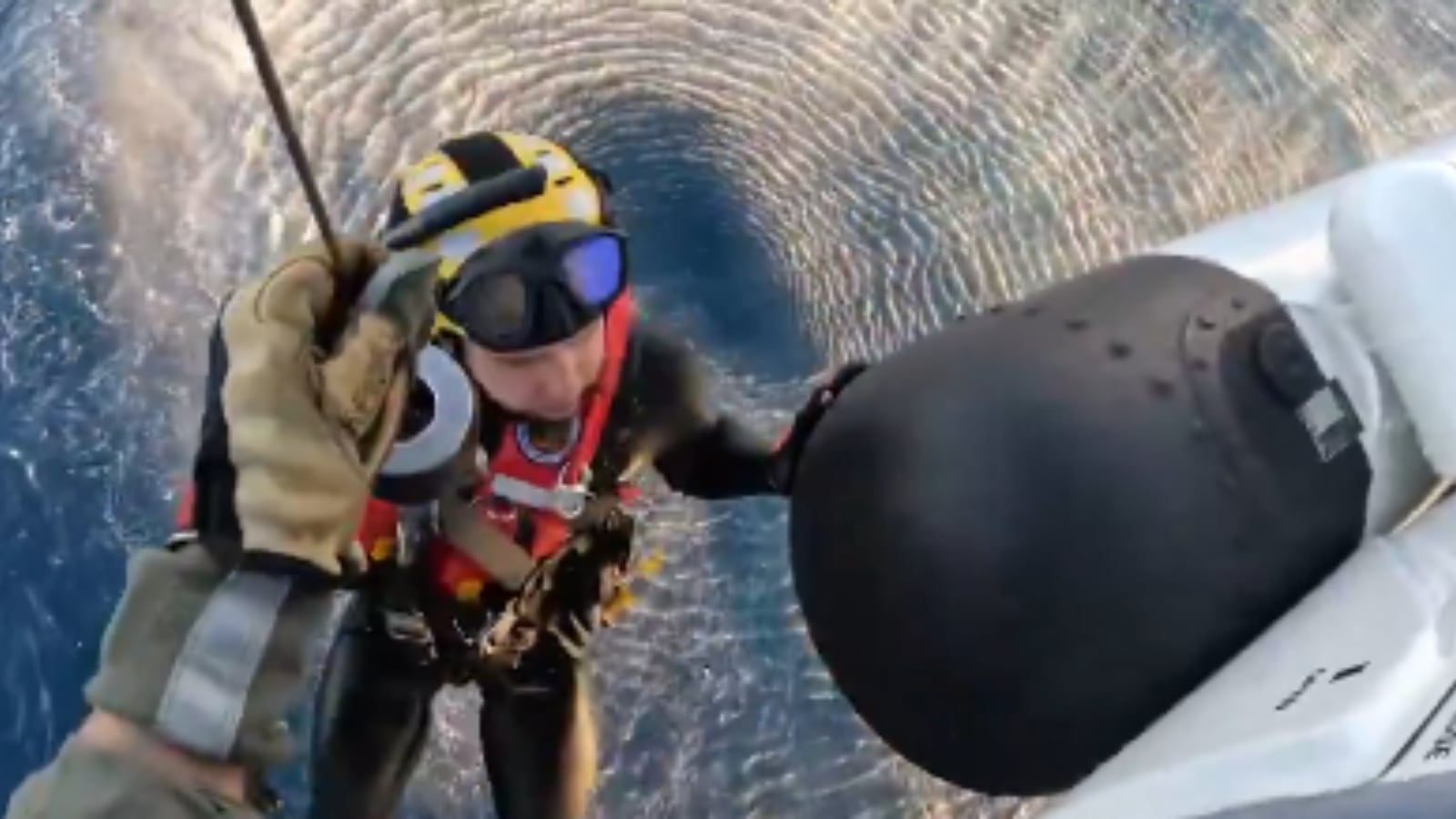 Un helicóptero de la Guardia Costera de Estados Unidos participa en el rescate de un navegante que abandonó su barco pesquero en llamas en el Golfo de México, a más de 100 millas de la costa de Florida.