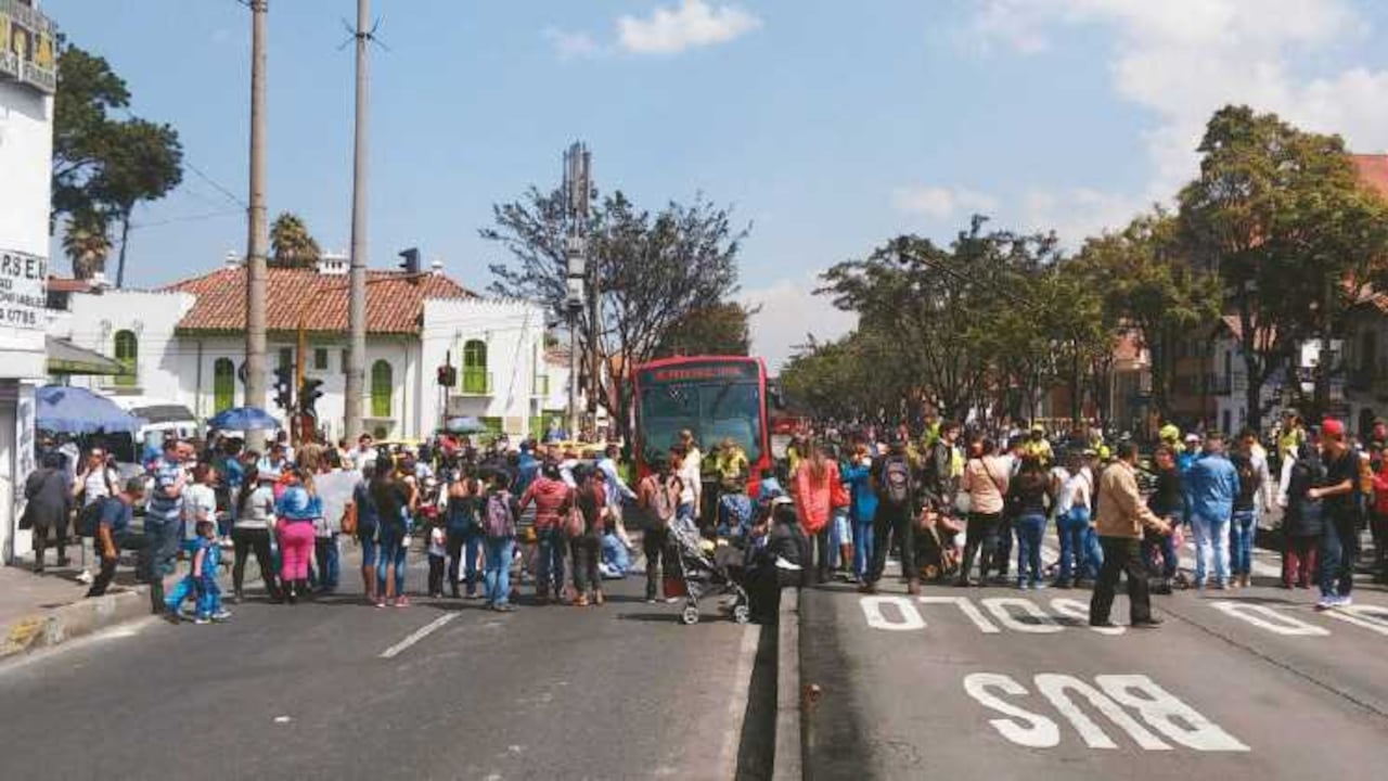 Las manifestaciones contra el sistema afectaron los tiempos de salida de buses y agravaron la situación , con lo que se sumaron a los bloqueos usuarios que no protestaban.