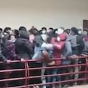 Imágenes de los estudiantes segundos antes que la baranda cediera.