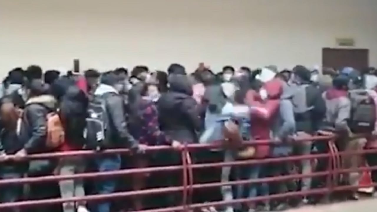 Imágenes de los estudiantes segundos antes que la baranda cediera.