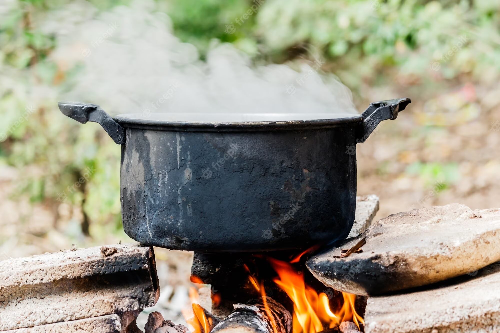 Muchas personas todavía se ven obligadas a cocinar con leña.