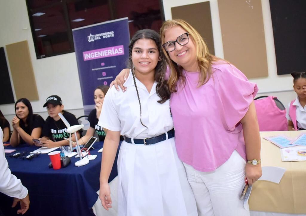 La secretaria de Educación distrital junto a una de las estudiantes beneficiadas