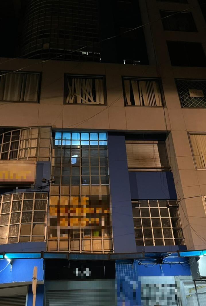 La POLFA y la DIAN propinaron un duro golpe al contrabando de confecciones, calzado y perfumería, en un reconocido centro comercial utilizado para el acopio de mercancías, ubicado en la localidad de Mártires.