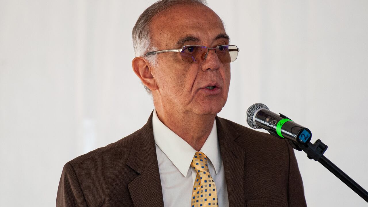 La gestión del ministro de Defensa, Iván Velásquez, parece dejar cada vez más consecuencias sociales y de seguridad para los colombianos.