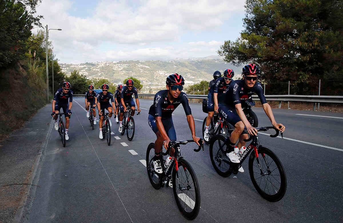 El colombiano Egan Bernal, en el centro, viaja con sus compañeros de equipo durante una sesión de entrenamiento en las afueras de Niza, antes del inicio del Tour de Francia el próximo sábado. La carrera comienza llena de incertidumbre, enfrentando a la pandemia del coronavirus y al aumento de las infecciones en Francia. Foto: Christophe Ena / AP