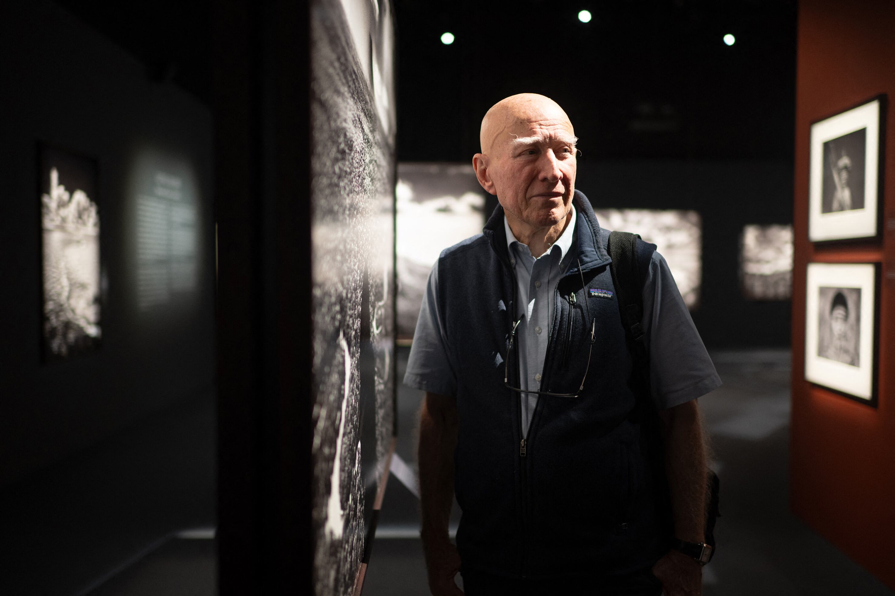 El fotoperiodista brasilero Sebastiao Salgado entre sus obras, en la muestra 'Amazonia: Fotografías de Sebastiao Salgado', en 2024. (Photo by Shintaro Tay / ST / SPH Media via AFP)