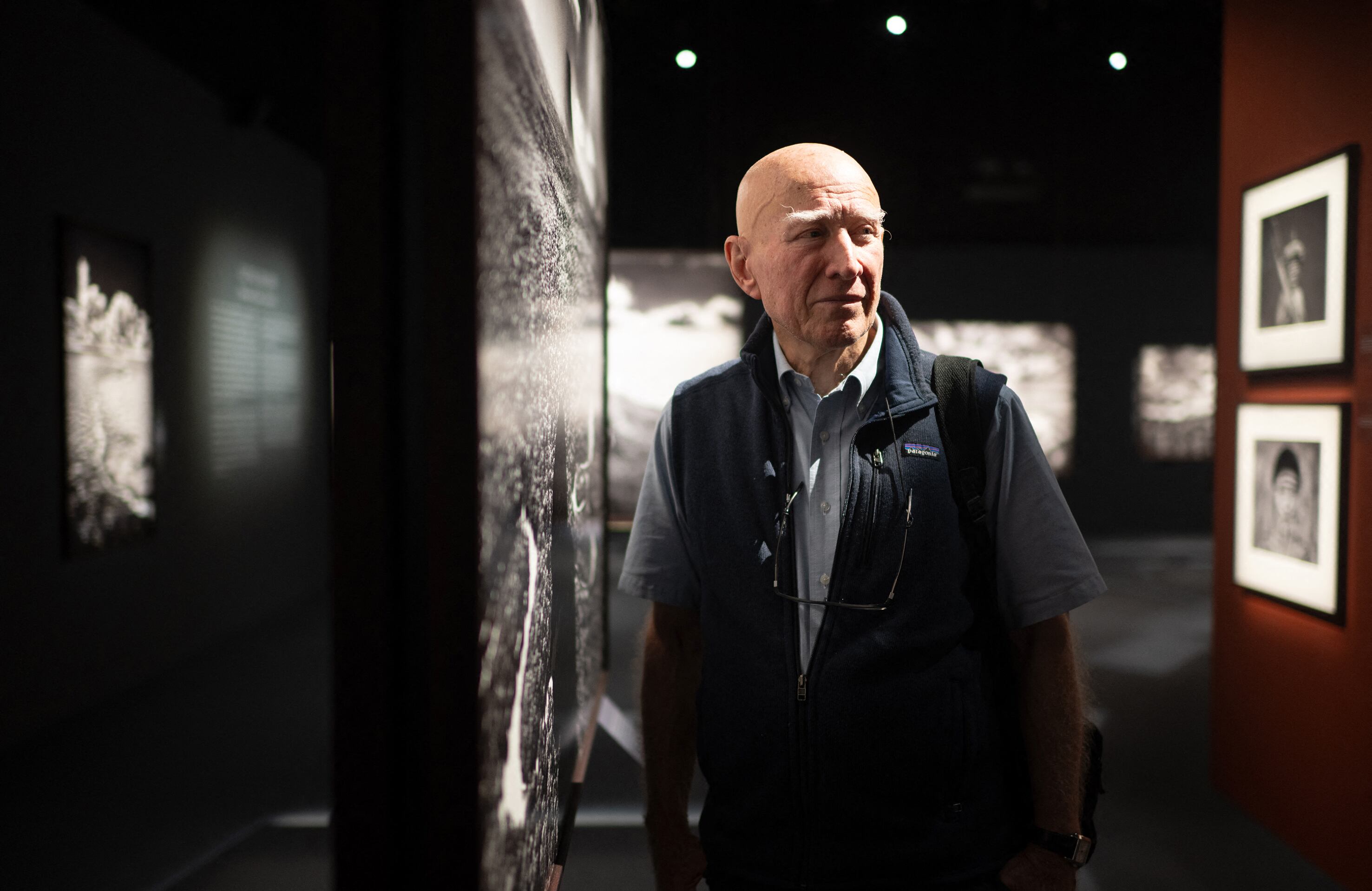 El fotoperiodista brasilero Sebastiao Salgado entre sus obras, en la muestra 'Amazonia: Fotografías de Sebastiao Salgado', en 2024. (Photo by Shintaro Tay / ST / SPH Media via AFP)