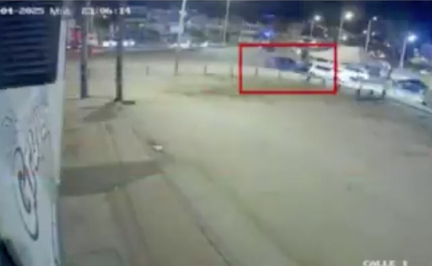 El carro azul a las afueras de la estación de gasolina.