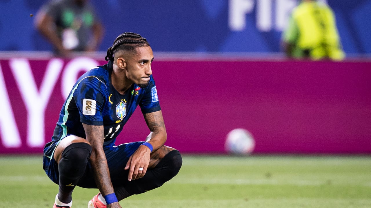 Raphinha, de la Selección de Brasil, lamentando la lesión vivida en el Mundial 2026