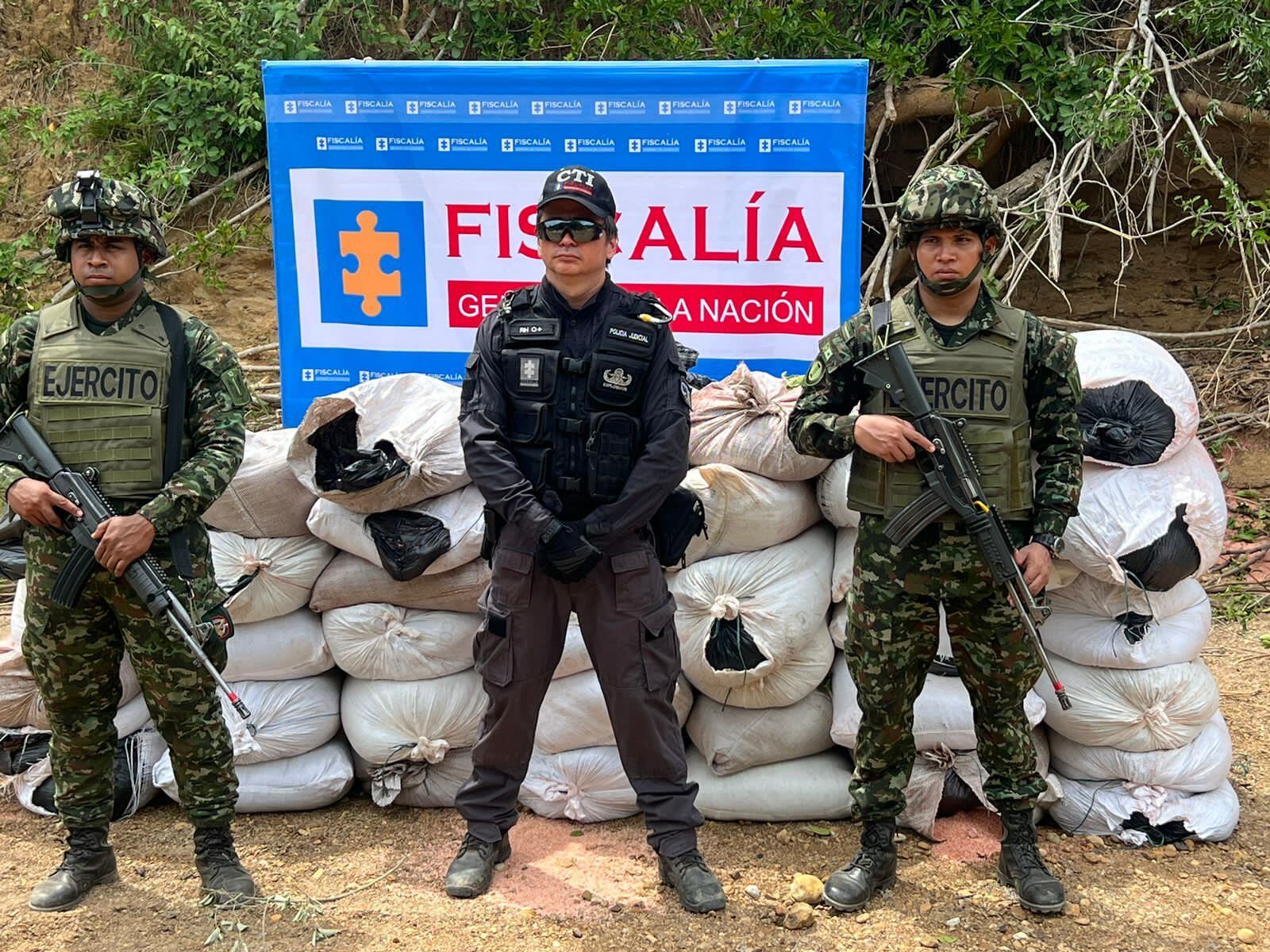 El material fue destruido de manera controlada en el sitio por especialistas en manejo de explosivos.