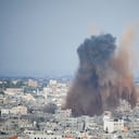 Una nube de humo se levanta por una explosión causada por un ataque aéreo de Israel en la Franja de Gaza. (AP Photo/Hatem Moussa)