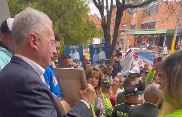 Uribe agradeció el obsequio realizado por la joven.