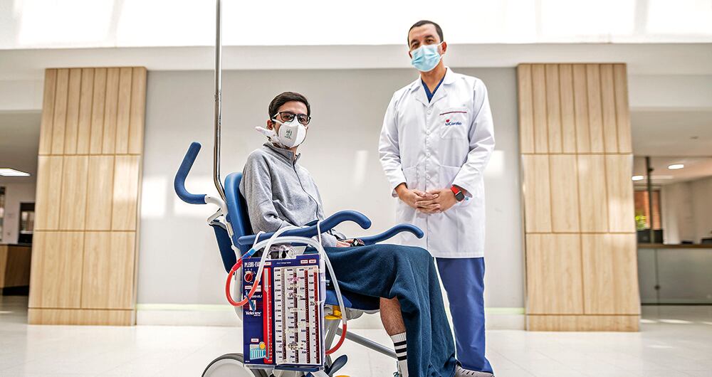Mauricio Rodríguez y el médico Fabio Varón, jefe de cuidados intensivos de la Cardioinfantil, donde se hizo el trasplante.