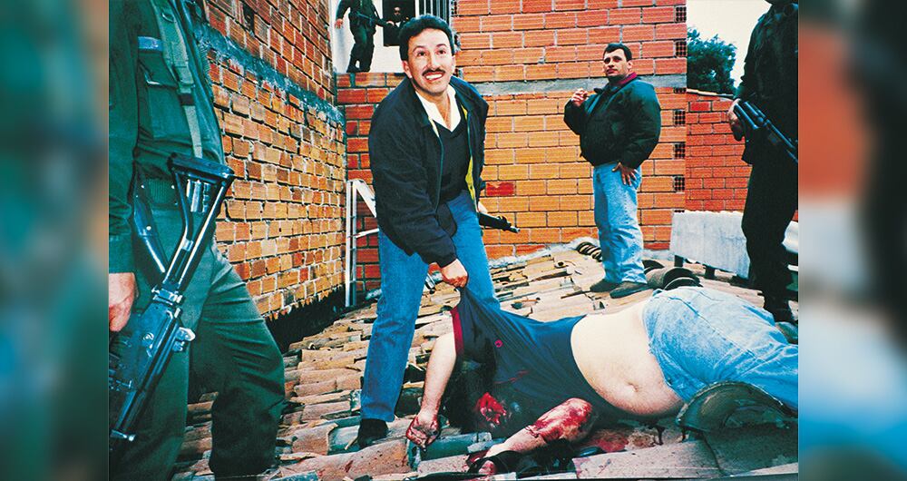 El momento de la muerte de Pablo Escobar. El coronel Aguilar lideró la operación.