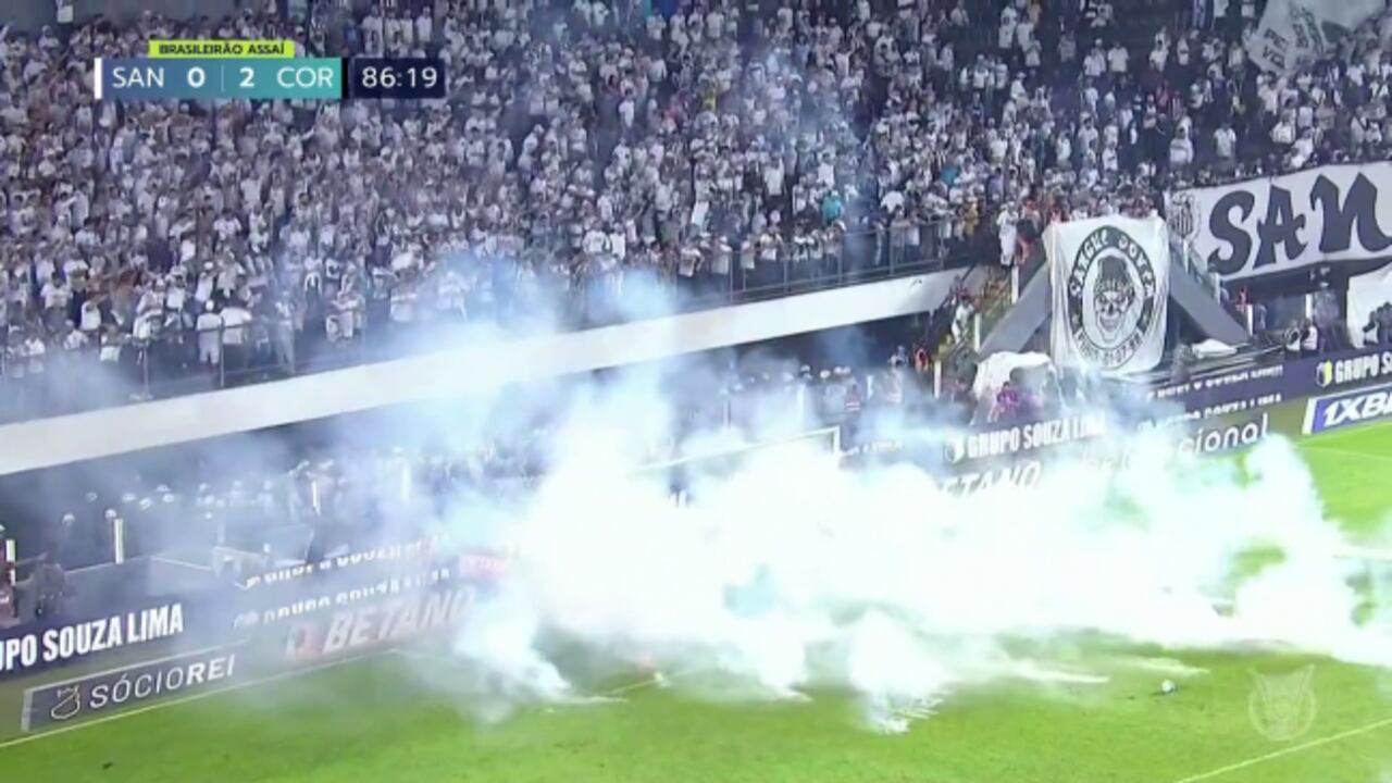 Hinchas pretendieron atacar con bengalas a los jugadores durante el partido entre Santos y Corinthians.