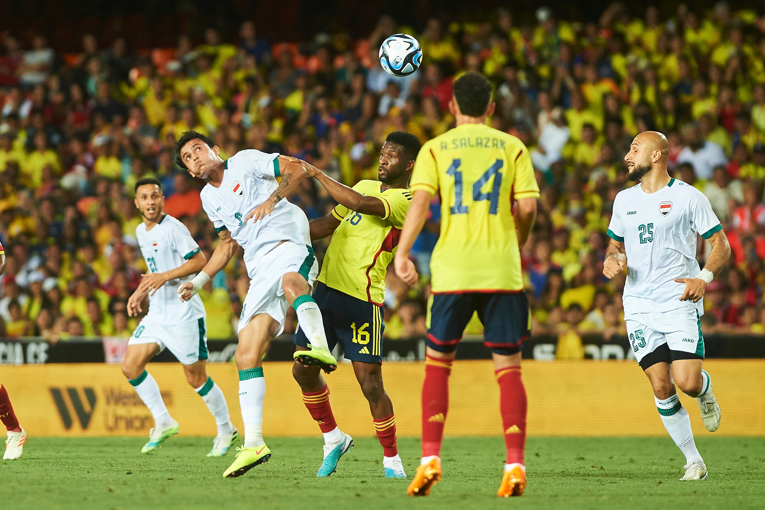 VALENCIA, ESPAÑA - 16 DE JUNIO: Al Kaabawi Ibrahim de Irak y Jefferson Lerma de Colombia luchan por el balón durante el partido amistoso internacional entre Colombia e Irak en el Estadio Mestalla el 16 de junio de 2023 en Valencia, España. (Foto de María José Segovia/DeFodi Images vía Getty Images)