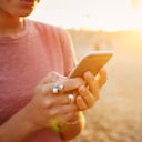 Carga de celular mediante una batería externa - Foto: Getty Images/iStockphoto