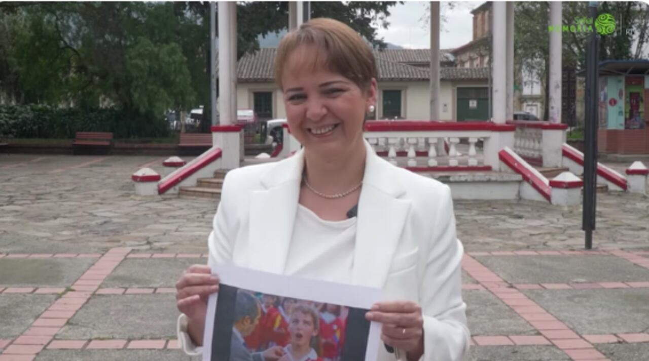 Captura video El himno nacional del 90: Señal Memoria – Youtube