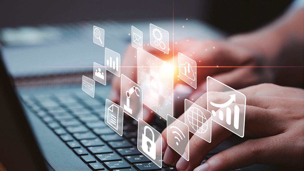 Existen programas educativos basados en tecnología han permitido formar a más de 500.000 estudiantes en habilidades digitales en distintas regiones del país