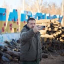 Esta foto del folleto tomada y publicada por el servicio de prensa presidencial de Ucrania el 6 de diciembre de 2022 muestra al presidente ucraniano Volodymyr Zelensky grabando su discurso a los ucranianos frente al letrero de la ciudad de Sloviansk durante su visita a la región de Donetsk, en medio de la invasión rusa. de Ucrania - El presidente Volodymyr Zelensky visitó el 6 de diciembre de 2022 la región de primera línea de Donetsk en el este de Ucrania y describió los combates en el área como "difíciles" con las fuerzas rusas presionando para capturar la ciudad industrial de Bakhmut. (Foto de Handout / SERVICIO DE PRENSA PRESIDENCIAL DE UCRANIA / AFP) / RESTRINGIDO A USO EDITORIAL - CRÉDITO OBLIGATORIO "FOTO AFP / Servicio de prensa presidencial de Ucrania" - SIN MARKETING NI CAMPAÑAS PUBLICITARIAS - DISTRIBUIDO COMO SERVICIO A LOS CLIENTES