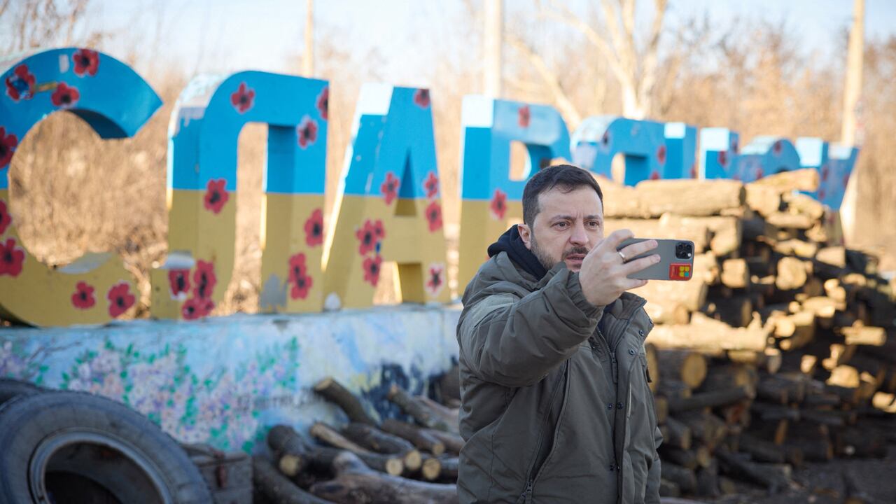 El presidente ucraniano Volodímir Zelenski visitó el 6 de diciembre de 2022 la región de primera línea de Donetsk en el este de Ucrania y describió los combates en el área como "difíciles" con las fuerzas rusas presionando para capturar la ciudad industrial de Bakhmut.