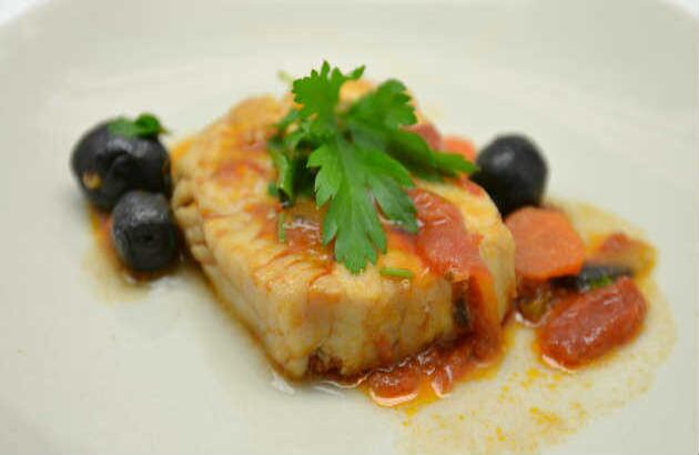 PESCADO: Los ácidos grasos en el pescado, como el Omega 3, son fundamentales para un funcionamiento neuronal correcto. De hecho, la mayor parte del cerebro (60 por ciento) está hecho de este tejido graso. Por otra parte, estudios de la Asociación Estadounidense de Nutrición Clínica han demostrado que el consumo regular de pescado ayuda a evitar la demencia. 