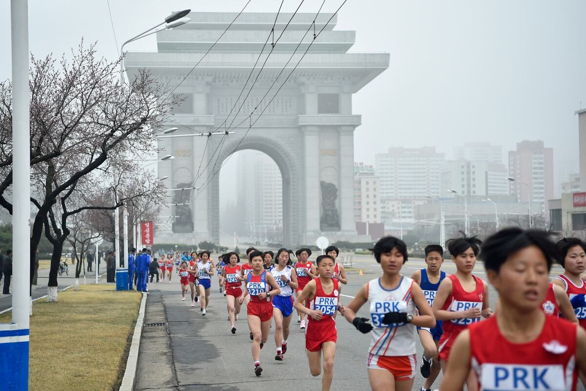 Los participantes participan en el 31º Maratón Internacional de Pyongyang en Pyongyang el 6 de abril de 2025, como parte de las celebraciones que marcan el nacimiento del líder fundador de Corea del Norte, Kim Il Sung, en 1912. La última edición del Maratón de Pyongyang se celebró en 2019 antes de la pandemia, durante la cual el Estado con armas nucleares selló sus fronteras en un esfuerzo por contener el virus. (Foto de KIM Won Jin / AFP)