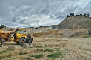En la vía de Ciudadela Sucre, se descubrió una cantera en la que los trabajadores, aparentemente, realizaban una explotación minera en una zona de protección ambiental.