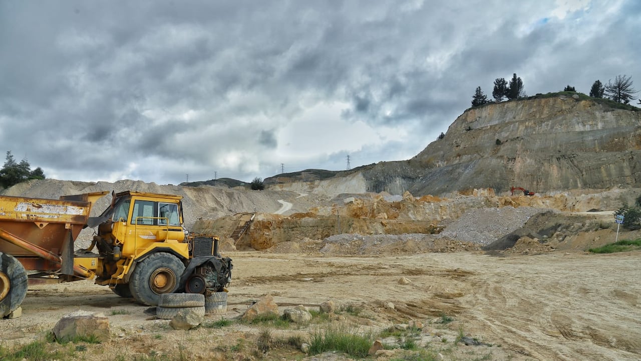 En la vía de Ciudadela Sucre, se descubrió una cantera en la que los trabajadores, aparentemente, realizaban una explotación minera en una zona de protección ambiental.