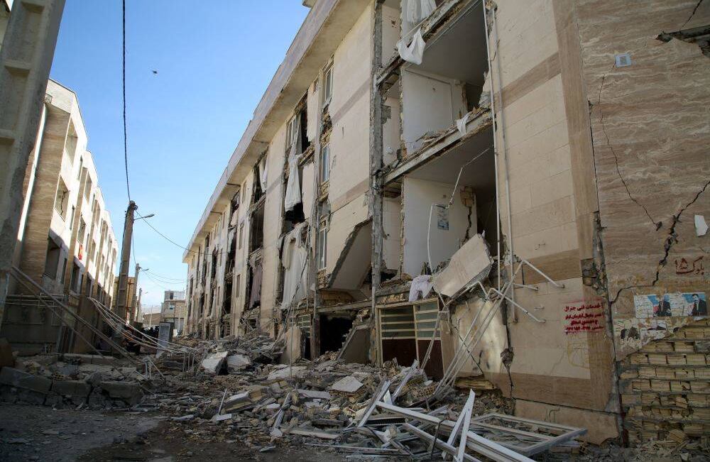 Un terremoto de 7.3 grados en la escala de Richter tuvo como epicentro la montañosa frontera entre Irán e Irak. Ha causado al menos 415 muertos y más de 7.000 heridos, la gran mayoría del lado iraní. El Ejército y los equipos de rescate continuan sus trabajos cerca de las construcciones parcialmente colapsadas en ambos paises. Foto: Fatemeh Bahrami - Agencia Anadolu