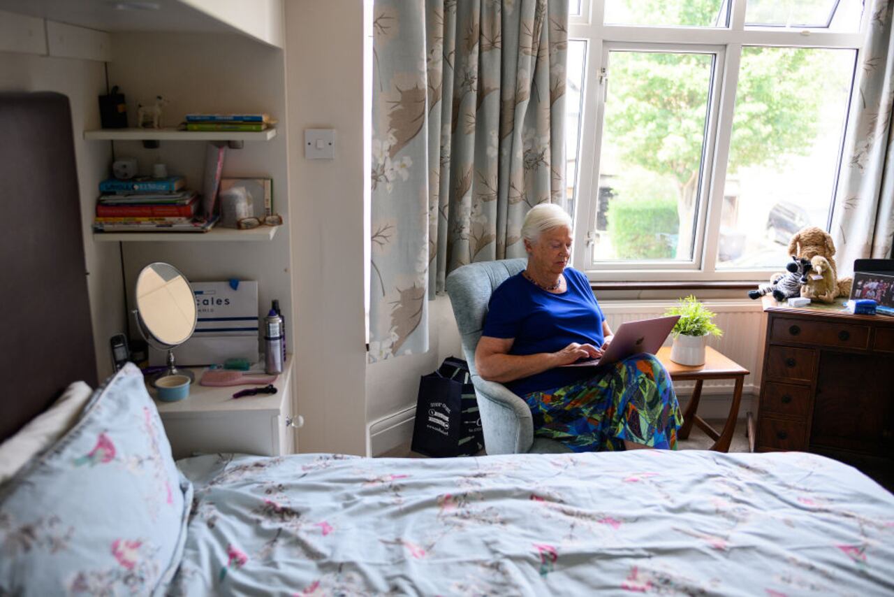 La voluntaria de crisis Sheila Angel se sienta en su habitación donde normalmente inicia sesión para su trabajo con el servicio de mensajes de texto de crisis Shout 85258, el 2 de junio de 2020 en Londres, Reino Unido (Foto de Leon Neal/Getty Images)