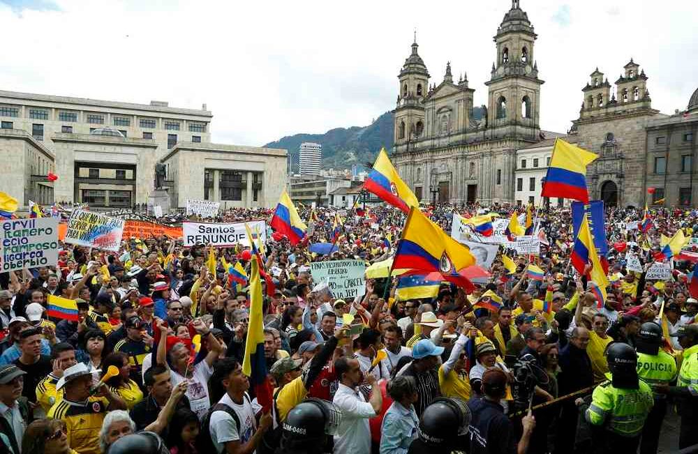 "Santos renuncie" fue la frase más exclamada por los participantes de la protesta. Foto: Guillermo Torres Reina / SEMANA