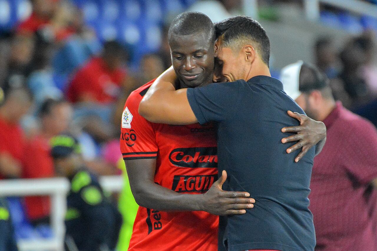 América de Cali derrotó 2 goles al Santa Fe. Sin embargo la hinchada pide que el técnico se vaya. Partido jugado en el estadio Pascual Guerrero de Cali